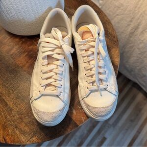 Nike White Low-Top Sneakers with Vintage Appeal